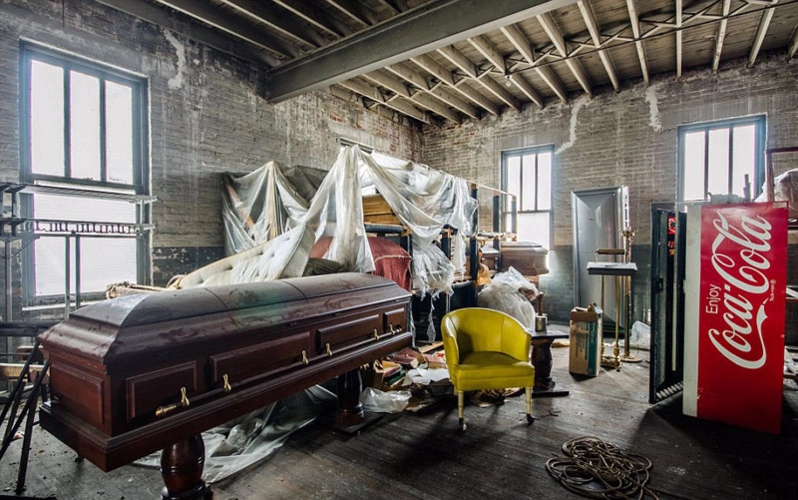 实拍美废弃殡仪馆:破败不堪阴森惊悚