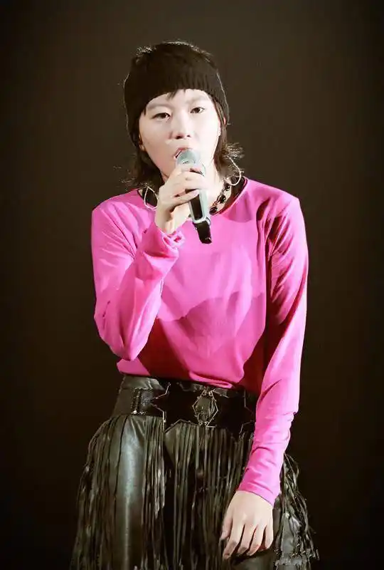 窦倩彤有女人味!一层薄纱遮掩上身就出门,网友:王菲该管管了!