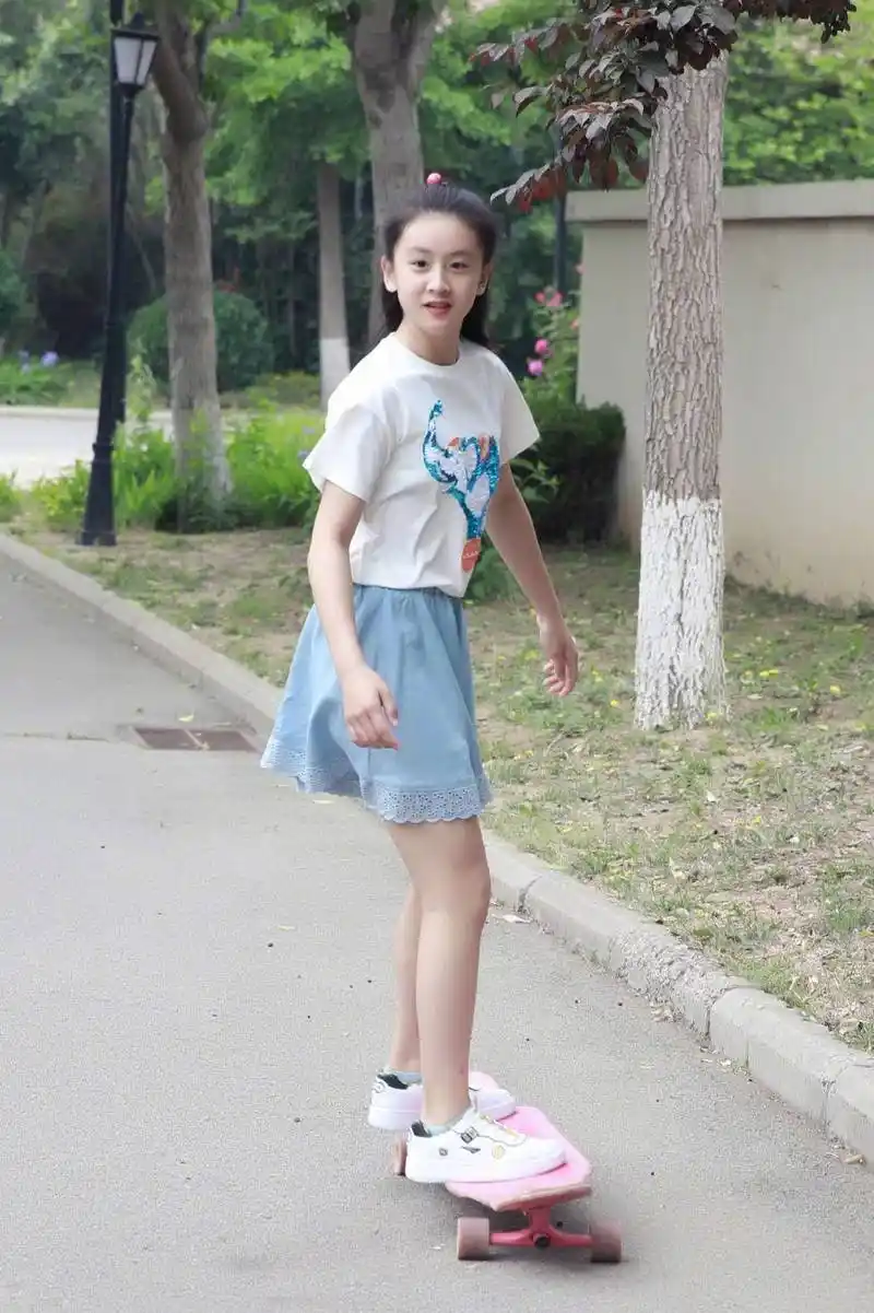 田亮女儿太有运动天赋穿运动装身材比例优越才12岁腿就这么长