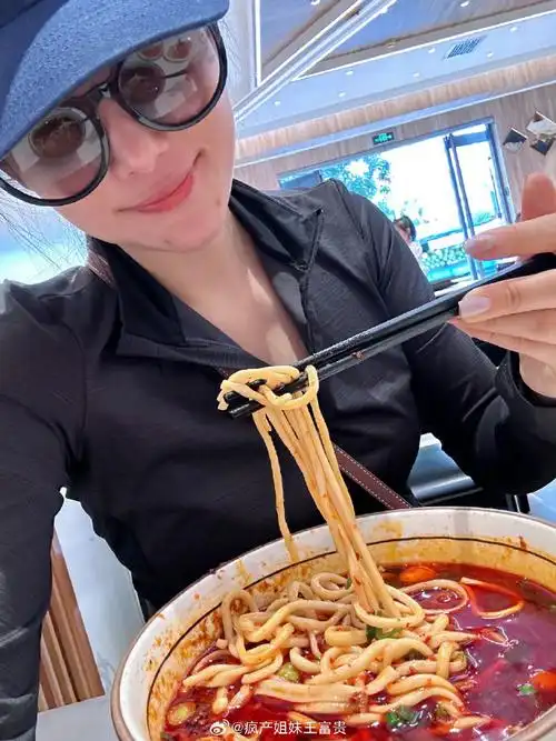 张馨予吃兰州牛肉面##张馨予胖了五斤