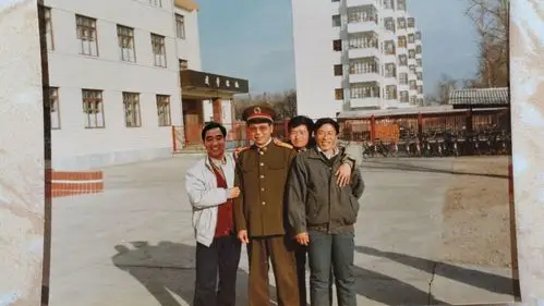 1993年与老指导员,现沈阳军区后勤部政治部主任沈永年大校在齐齐哈尔
