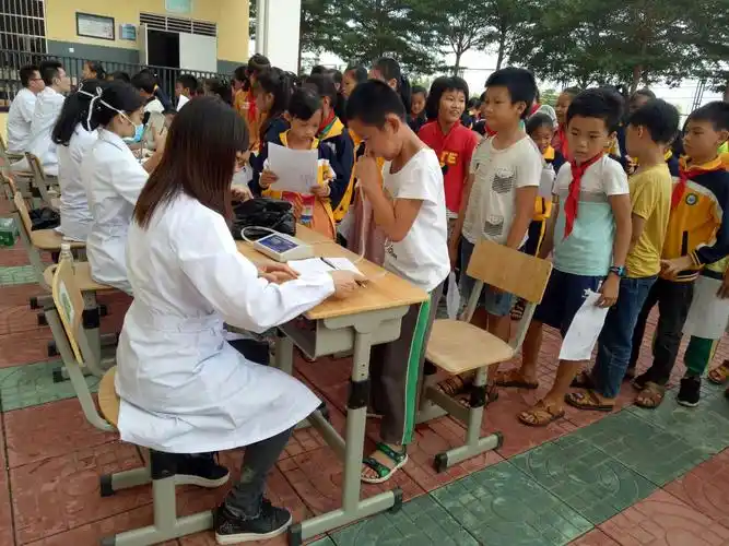 25日上午是五,六年级的大哥哥大姐姐体检,高年级的纪律更好,整个体检