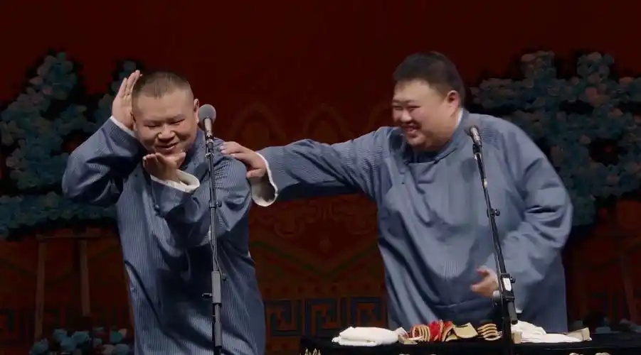 戏大于天!德云社岳云鹏终于放下心结,在相声中用自己老父亲砸挂