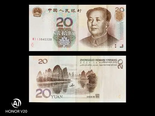 可以看到,在放大后,背面的图案里面暗藏了"zqm"三个英文字母.