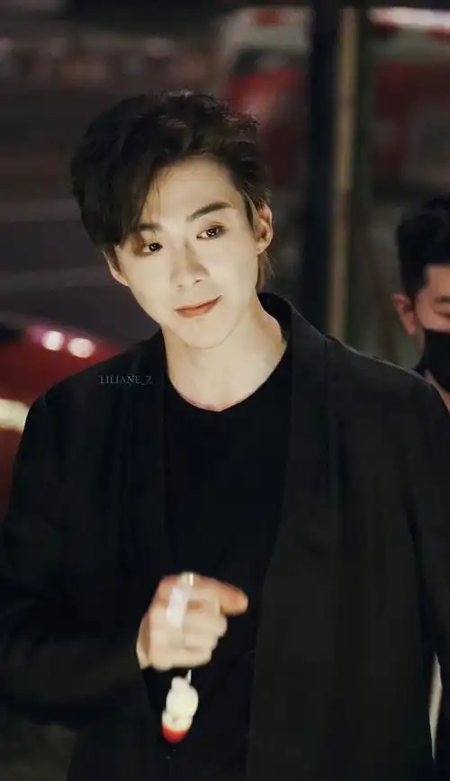 刘宇宁冒雨打卡粉丝应援