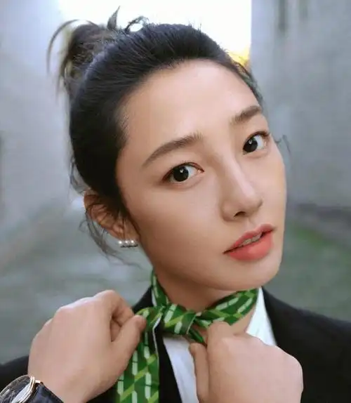 近日,一组白百何的泳装照片在网络上迅速走红,这位中国内地女演员以