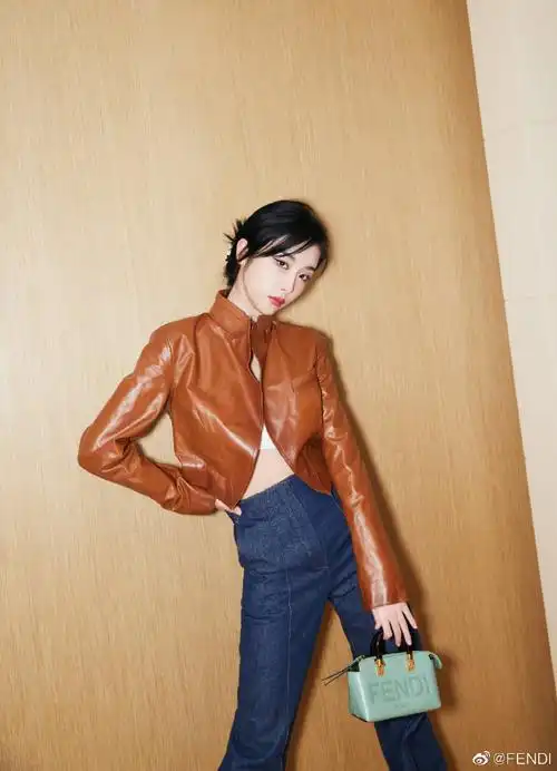 歌手,演员@赵小棠啊身着fendi 2022秋冬女士系列,搭配fendi match运动