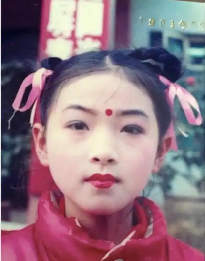 《乘风破浪的姐姐》中一些女星的童年照,万茜每一个阶段都好甜