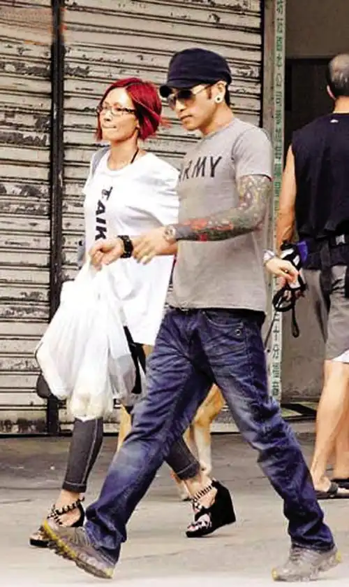 卢巧音与新男友大方逛街购物据香港媒体报道,香港艺人卢巧音最近恋上