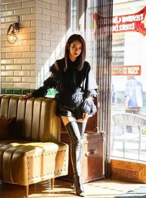 戚薇毛绒上衣配超短裤,气场开挂似女王,配高筒靴美腿更抢镜了