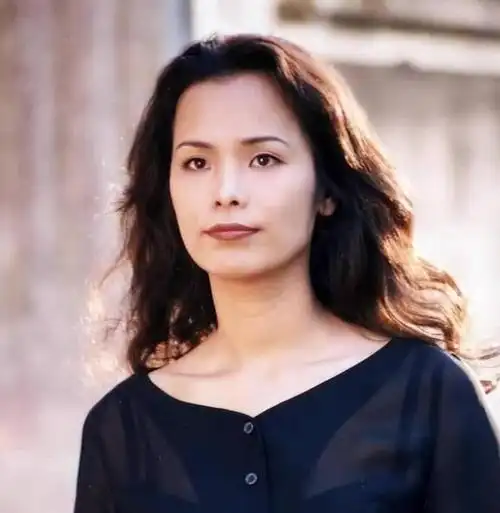 韦唯60岁住纽约豪宅家暴自己的前夫已离世3个混血儿子孝顺