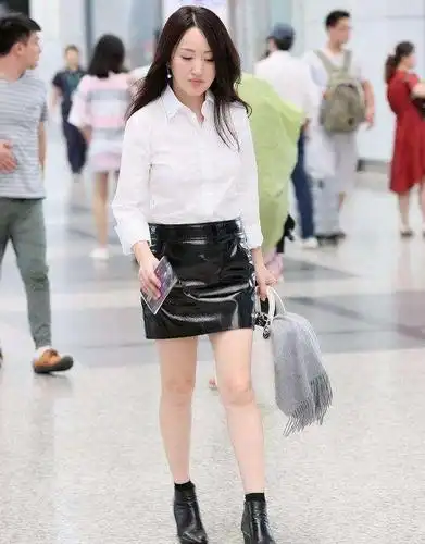 48岁杨钰莹太高调!镂空白衬衫玩下衣失踪,158身高气质不一般