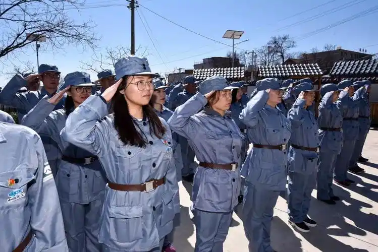 滑动查看下一张图片 >>★随后,"八路军们"高唱着《团结就是力量》