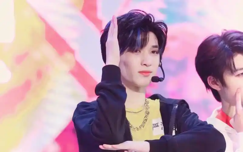 严浩翔报告老师这里有个帅哥沉迷撕贴纸少年onfire第二季剪刀石头布