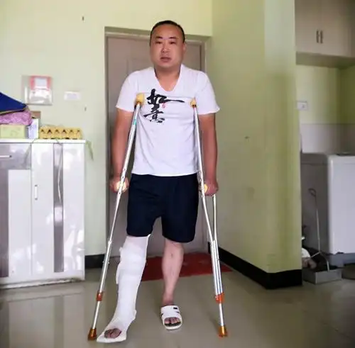 心有牵挂,他打着石膏杵着拐杖返回一线