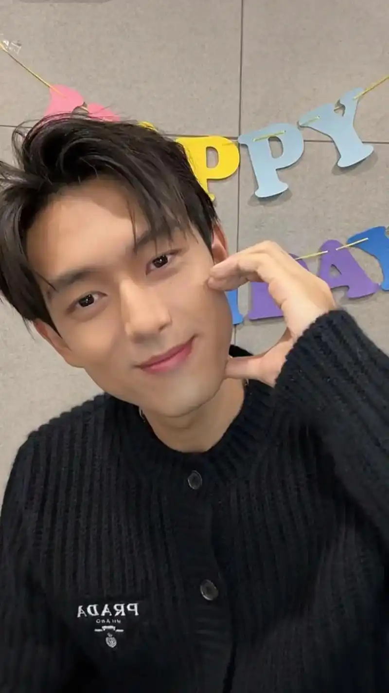 李现脸颊比心太可爱啦!#李现脸颊比心#李现#生日直播#李 - 抖音