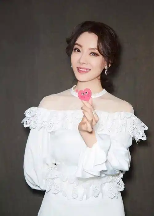 陈数短发给美到了,波波头短发搭配连衣裙优雅又时尚,美呆了_裁剪_发型