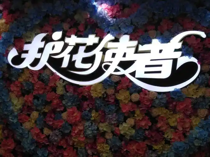 "业务小蜂"化身护花使者 美丽节日伴鲜花!_女性