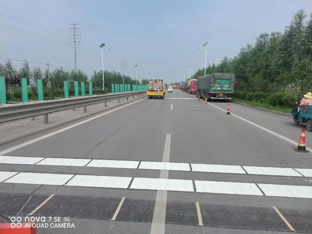 道路施工 #交通安全 #道路划线  震荡凸起减速标线,适合 - 抖音