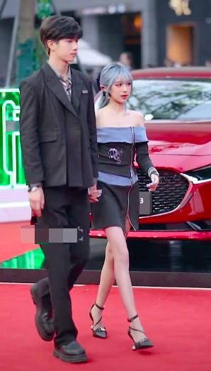 网红机智张被嘲杀马特后换成小精灵造型,走红毯很斯