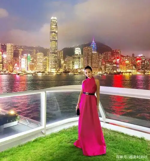 香港富n代名媛张翡玶露面,穿绿裙为地产太子庆生,合照尽显亲密