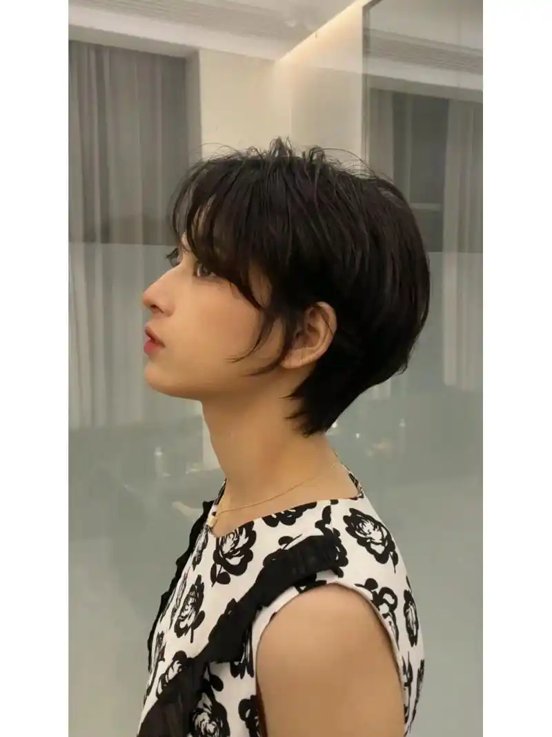 女人超过30岁一定要尝试一次超短发昆明短发 #发型设计# 女人超过30岁