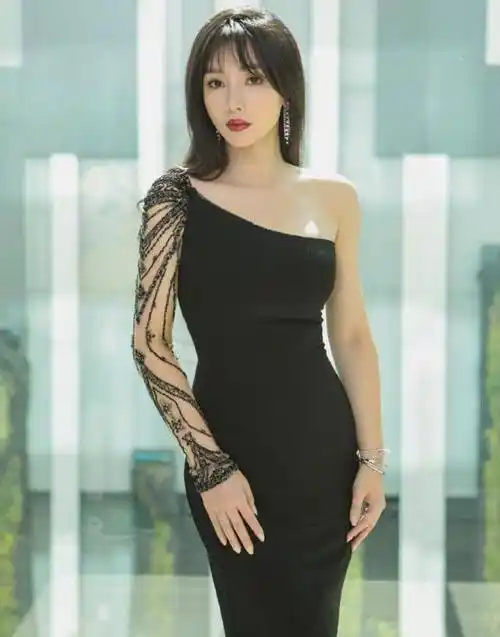 柳岩近照,黑色斜肩礼服女神范十足,网友:这么多年一直很漂亮_自然_女