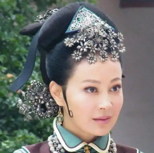 她是皇后专业户,41岁嫁给名导,结婚19年至今却无子嗣!