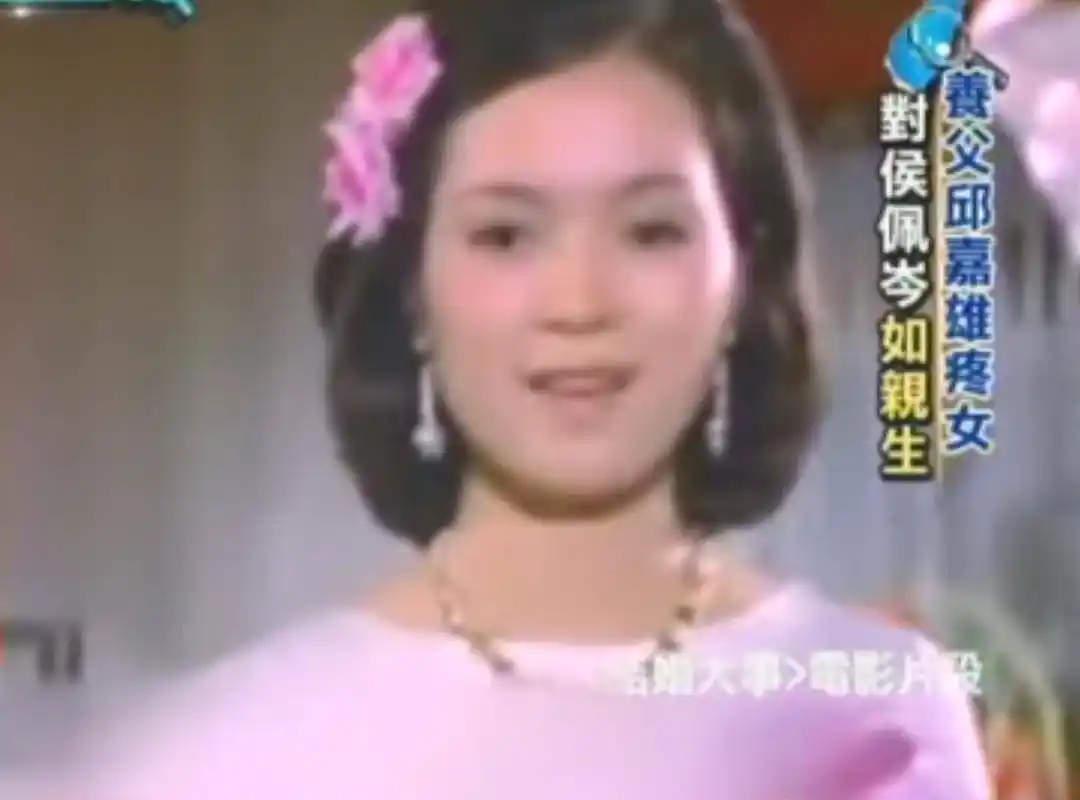 侯佩岑晒母亲林月云背影照,号称台湾"甘比",和两个男人传绯闻_邱嘉雄