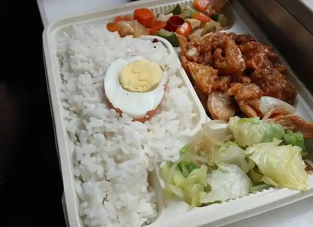 火车上的盒饭有荤有素还有蛋就是比较贵要35一份你会吃吗