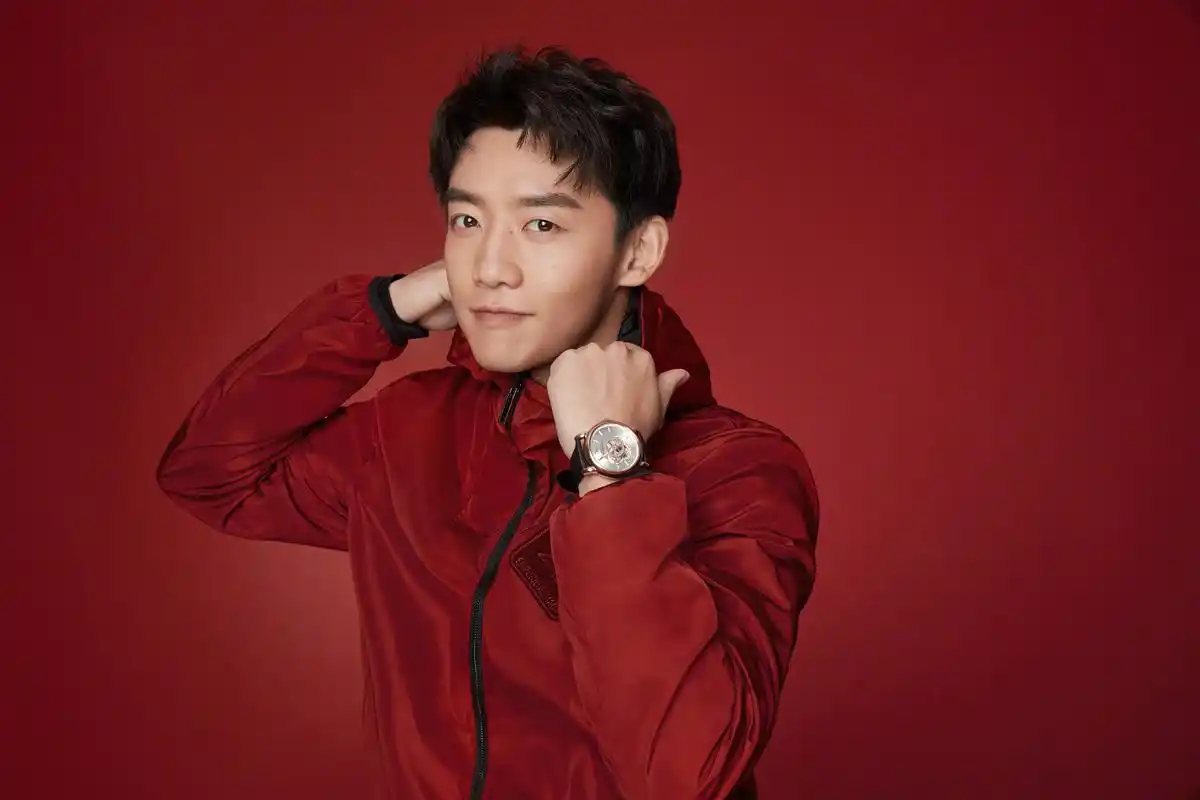 郑恺演绎的2020新年系列大片,讲究的暗红色实力诠释低调奢华版红红