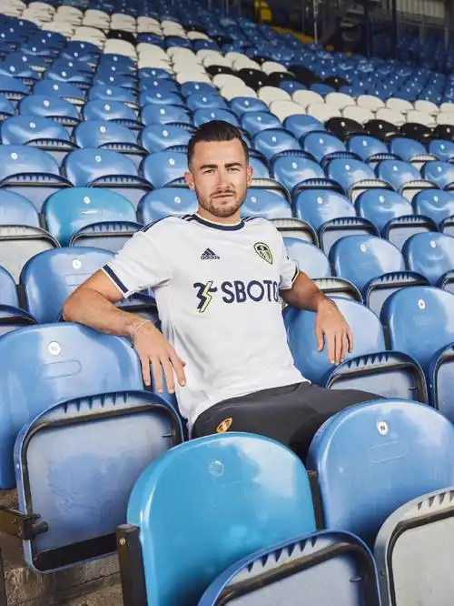 利兹联202223赛季主场球衣