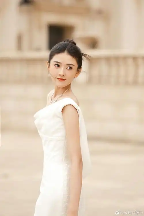 梁洁白色礼服裙,浪漫甜美