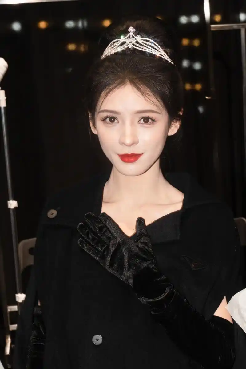 照片中的张予曦身着黑色露腰上衣,比例完美.