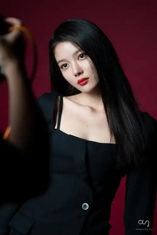 金裕贞未公开时装照鹅黄色衬粉嫩肌肤