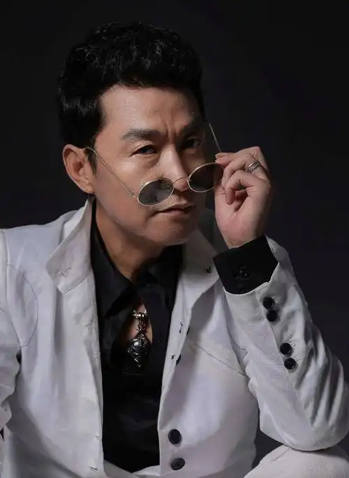 回顾演员赵燕国彰:演张世豪走红,娶了瑞典妻子,活成绝世好男人