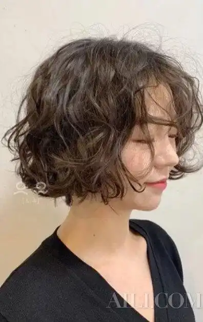 超火的韩系卷发娃娃烫来了 好打理还巨显瘦