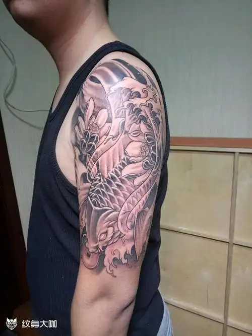 上臂招财鱼_纹身图案手稿图片_尹宝来的纹身作品集