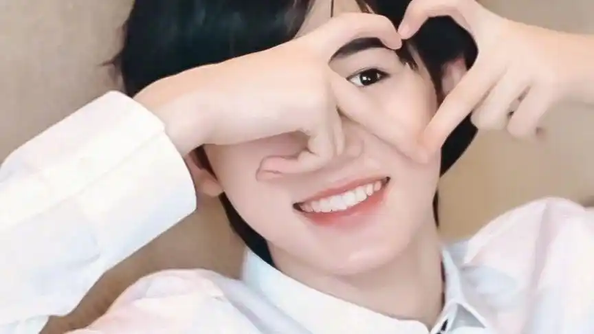 宋亚轩比心有多么的花里胡哨,这还是我认识的那个山东大汉吗