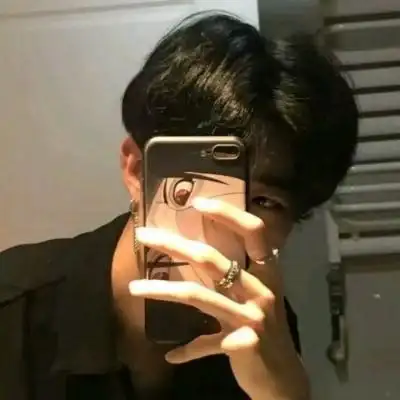 男生拿手机遮脸头像 初恋迈进老树