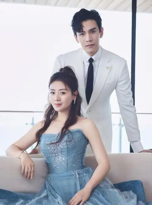 经超夫妇拍"婚纱照",小李琳穿纱裙减龄时髦,俩人越看越般配