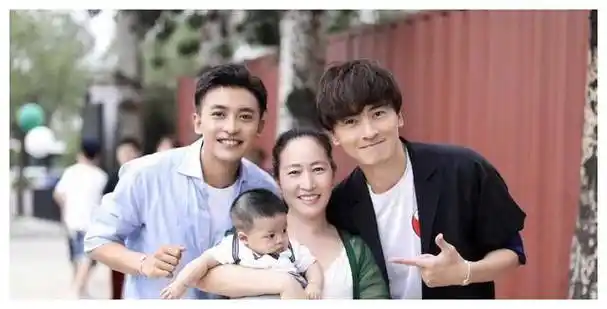 李佳航与6岁萌娃合影,网友惊呼:太可爱了!_爱情_公寓_成长