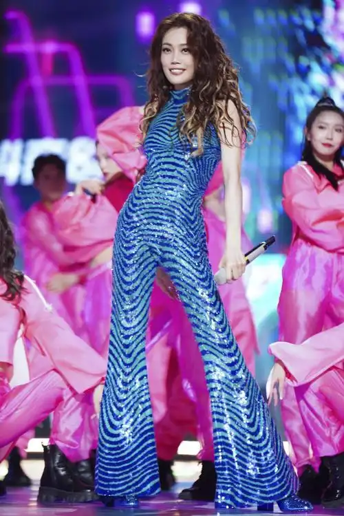 容祖儿受邀湖南卫视新潮好物夜 美人鱼连体裤演绎劲歌热舞