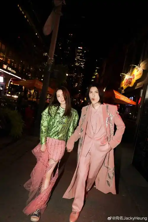 向佐秀恩爱回应热搜,首曝妻子断更原因,郭碧婷妆造再遭吐槽_网友_造型