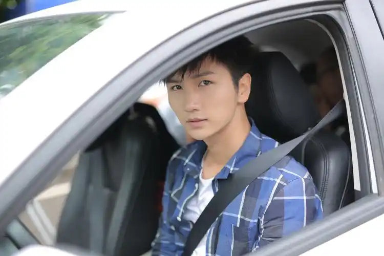 艾辰影业旗下艺人陈奕夫在窃道中饰演灵魂画家