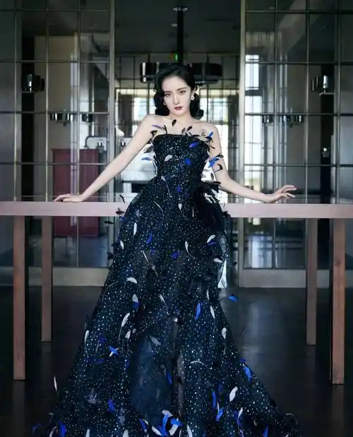 盘点杨幂的女神衣橱—礼服篇 高贵典雅 明艳动人_长裙_黑色_白色