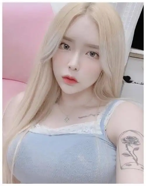 mystic老婆微博晒自拍"秀恩爱",网友:糖小幽?