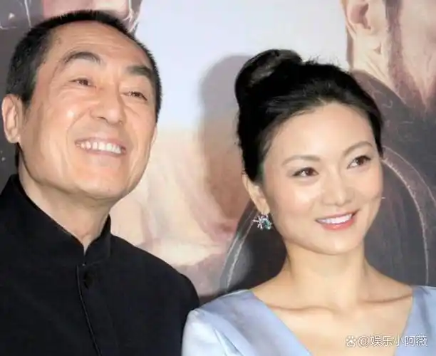 这位年轻女孩名叫陈婷,而导演的名字则是张艺谋.