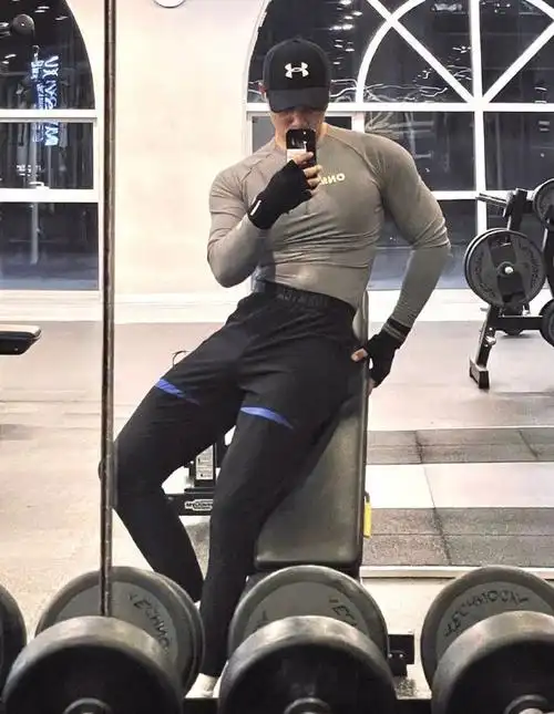 性感又可爱的肌肉小哥哥把健身房当秀场各种自拍荷尔蒙爆棚