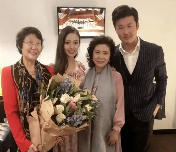 吉娜妈妈很朴素一股子农村味,婆婆像贵妇奶奶_显得_穿着_裙子